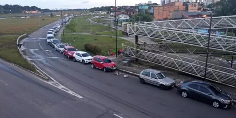 Motoristas Fazem Fila Quilom Trica Para Comprar Gasolina A R