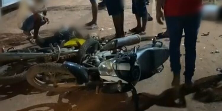 Vídeo Motociclistas colidem frontalmente no Distrito de Miritituba no