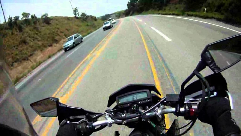 "NINJA": motocicleta em movimento e LADRÃO rouba celular do bolso da vítima