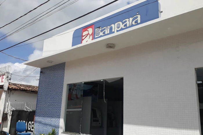 Pânico: Vinte criminosos assaltam dois bancos e fazem 8 reféns em Acará