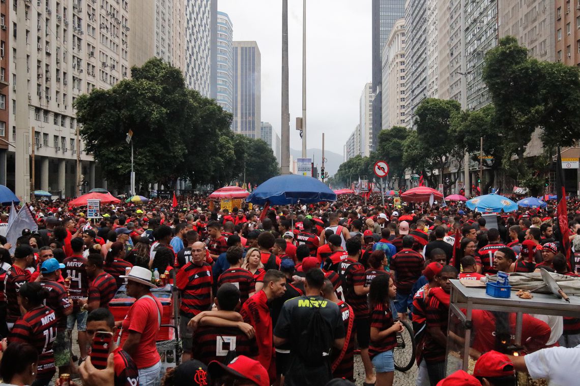 Os jogadores do Flamengo chegaram ao centro do Rio de Janeiro, dando início à festa de consagração pelo título da Taça Libertadores da América