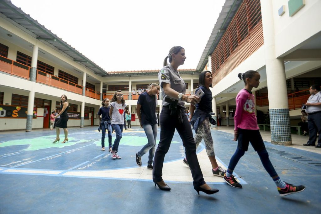 MEC anuncia 54 escolas selecionadas para o programa cívico-militar