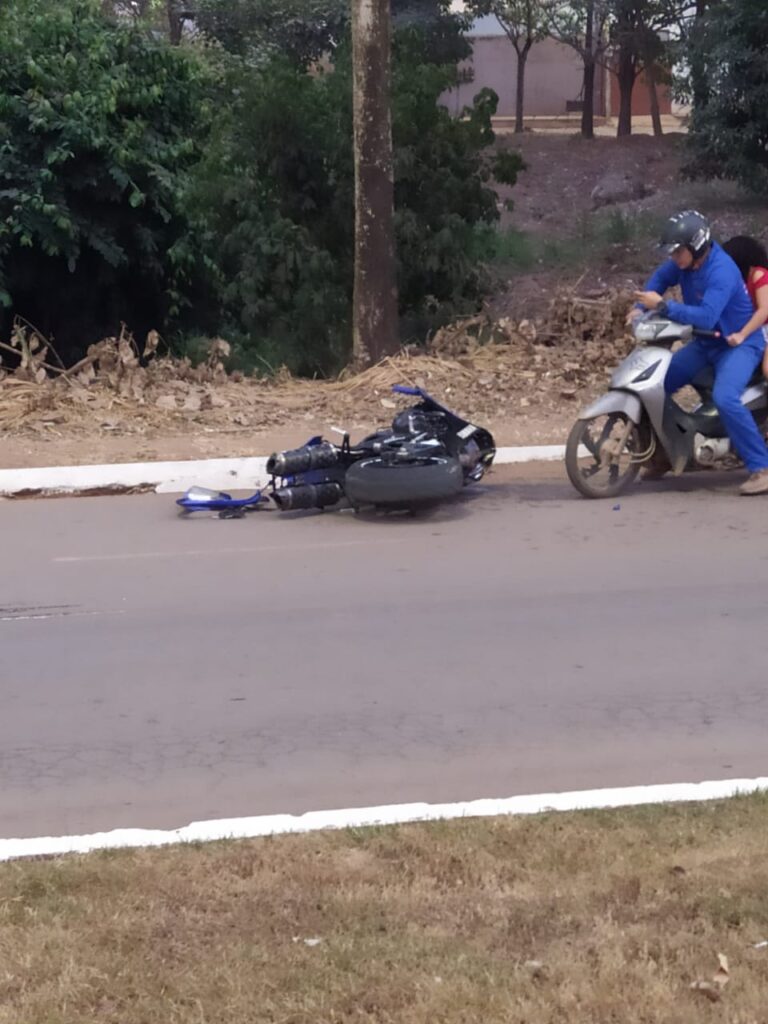 Motociclista morre ao perder controle de moto e colidir com poste