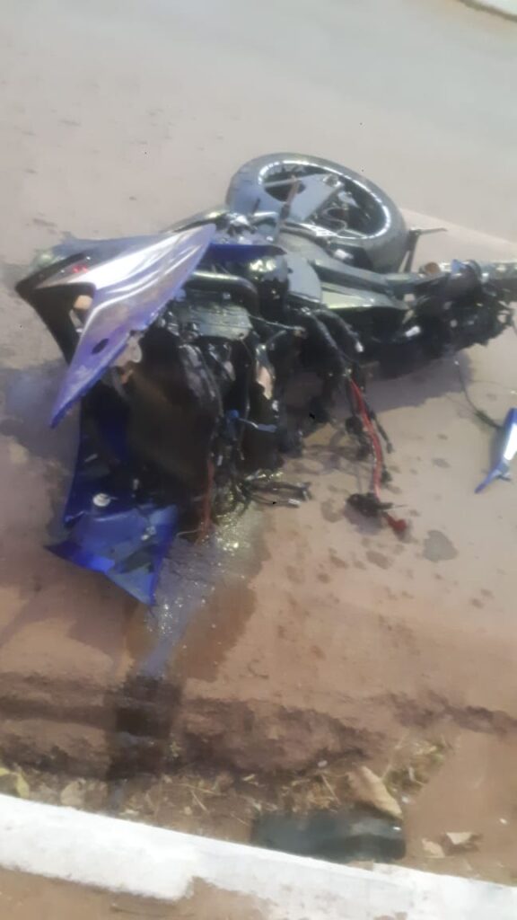 Motociclista morre ao perder controle de moto e colidir com poste