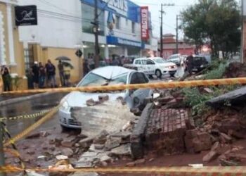 Mãe e filha morrem, após muro cair encima de seu carro