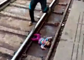 Bebê cai em trilho do trem e sobrevive; Vídeo Chocante