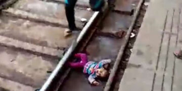 Bebê cai em trilho do trem e sobrevive; Vídeo Chocante