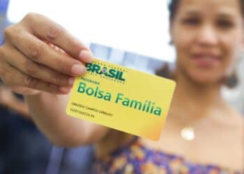 Bolsa Família pode subir para R$ 400 a partir de novembro