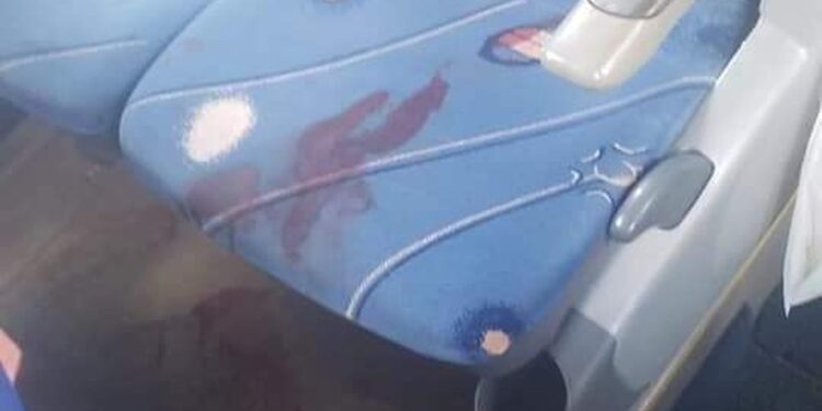 Um morto e quatro feridos em assalto a micro-ônibus