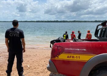 Agentes da PC e Bombeiros às margens do rio Itaperaruçu onde foi localizado um dos carros usados no ataque a Cametá