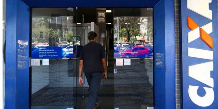 Caixa paga abono salarial para nascidos em janeiro e fevereiro Caixa paga abono salarial para nascidos em janeiro e fevereiro