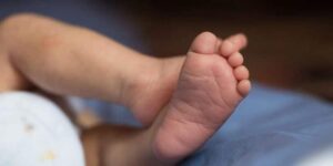 Bebê morre carbonizado dentro de casa; pais são presos por abandono