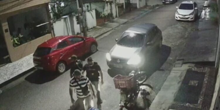 Bandidos usam uniforme da Polícia Civil e invadem casa