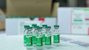 Insumos da vacina de Oxford chegam ao Brasil para produção na Fiocruz