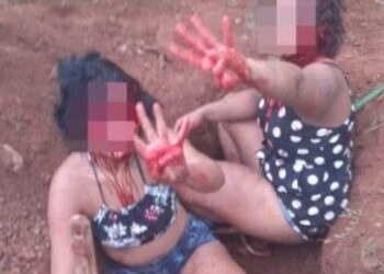 Vídeo mostra adolescentes sendo obrigadas a cavar a própria cova