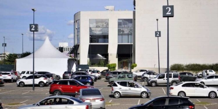 Homem morre de infarto em fila de vacinação contra a covid-19