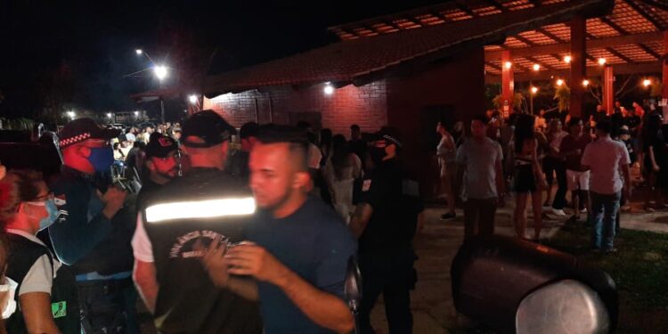 Vigilância Sanitária aglomerações em festas no fim de semana