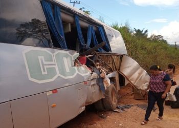 Acidente entre micro-ônibus e carreta deixa crianças feridas na rod. Transamazônica