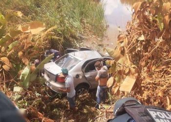 Em acidente quatro pessoas morrem após carro cair de barranco