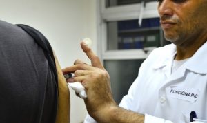 Covid-19: Rio começa a aplicar terceira dose em idosos em setembro