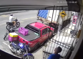 Momento em que entregador de água reage a assalto em Ananindeua; assista