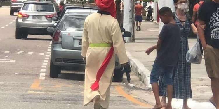 Vinte anos após o 11 de setembro, homem fantasiado de árabe ostenta fuzil nas ruas de Belém