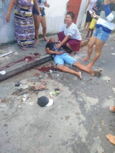 Urgente: homem leva ‘balaço’ na cabeça e morre no colo da esposa, no Jorge Teixeira; imagem forte