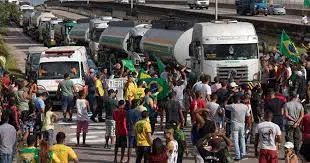 PRF desbloqueia rodovias ocupadas por caminhoneiros em oito estados