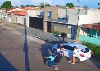 Dupla atira contra homem na porta de casa