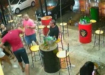 Ex-policial é preso após brigar e atirar contra pessoas em bar