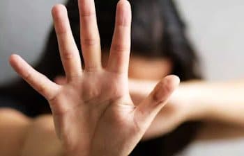 Adolescente é esfaqueada após recusar sexo com homem de 44 anos