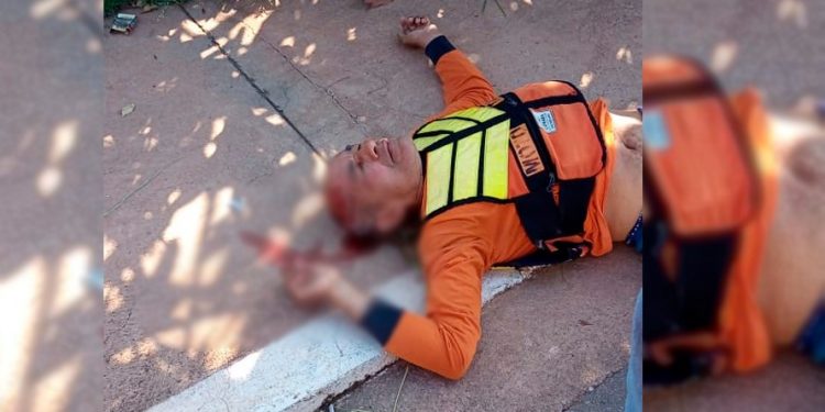 Mototaxista colide com carro e fica gravemente ferido