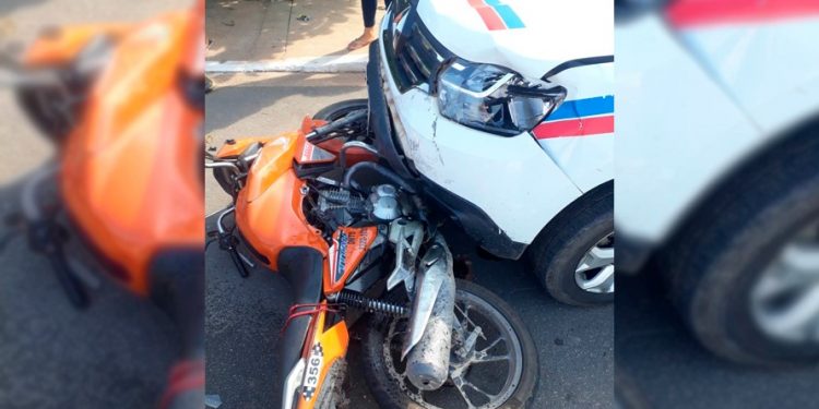 Mototaxista colide com carro e fica gravemente ferido