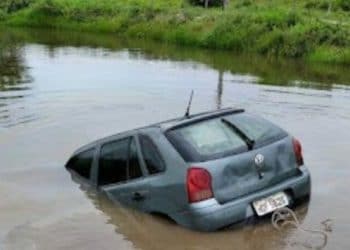 Família morre afogada após carro cair em lago