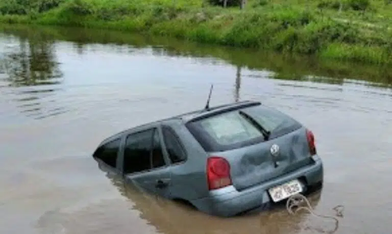 Família morre afogada após carro cair em lago
