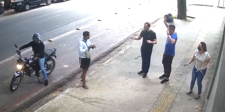 VÍDEO: Em plena luz do dia, casal de assaltantes faz três vítimas na Batista Campos