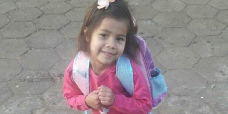 Menina que morreu após ser atingida por bomba é sepultada no Pará