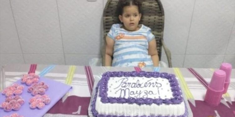 Mãe é presa por abandono após incêndio matar criança cadeirante sozinha em casa