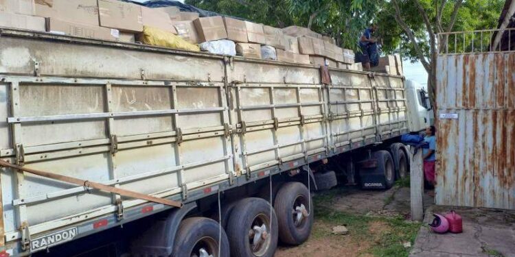 Ação apreende R$ 300 mil em calçados, camisetas e bolsas falsificados