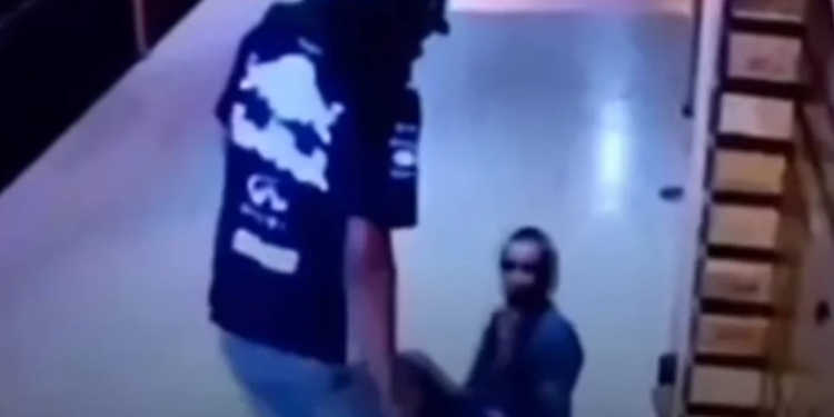 Jovem dá 40 facadas em homem e filma o crime para divulgar na Web