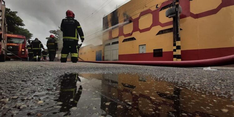 Combate a incêndio na loja Mercadão das Peças, no Telégrafo, chega a 12 horas