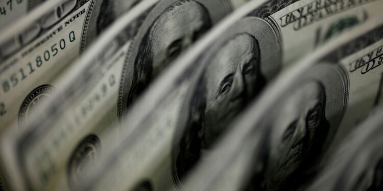 Dólar cai pela sétima vez seguida e fecha a R$ 4,83