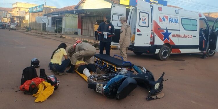 Mulher fica com suspeita de fratura na perna após acidente em Itaituba Mulher fica com suspeita de fratura na perna após acidente em Itaituba