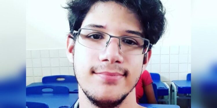Estudante de escola pública de Tailândia passa duas vezes em medicina na UFPA