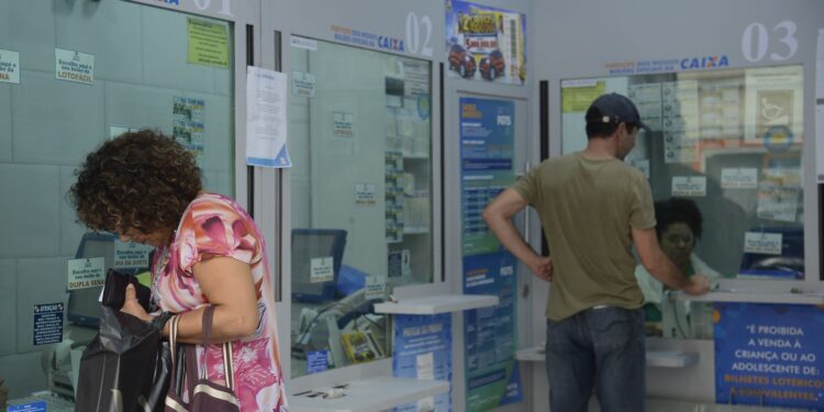 Trabalhadores poderão sacar até R$ 1 mil de contas do FGTS