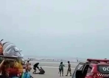 Homens se enfrentam com pedaços de pau em plena praia do Atalaia, em Salinópolis