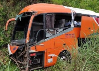 Ônibus que saiu de Parauapebas com destino a Teresina, no Piauí, cai em ribanceira e deixa passageiros feridos