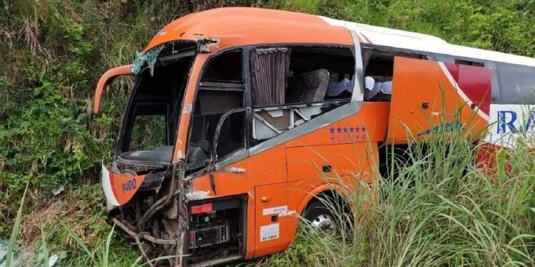 Ônibus que saiu de Parauapebas com destino a Teresina, no Piauí, cai em ribanceira e deixa passageiros feridos