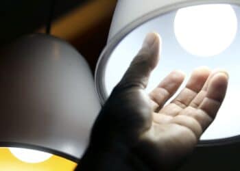 Taxa extra na conta de luz deixa de ser cobrada a partir deste sábado