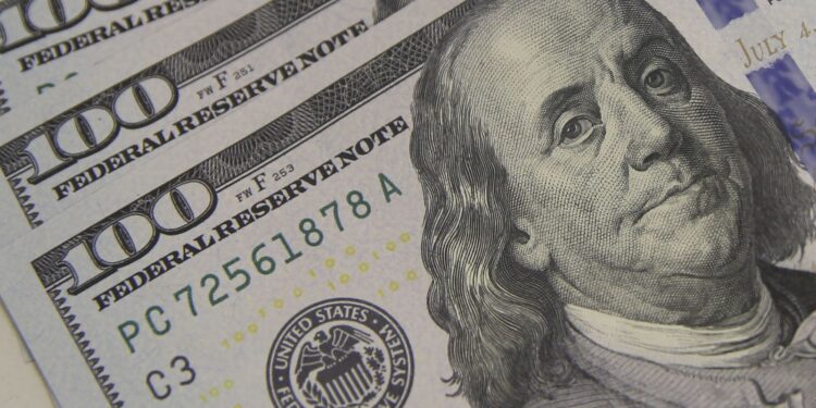 Dólar sobe para R$ 4,78 após aumento de ataques russos